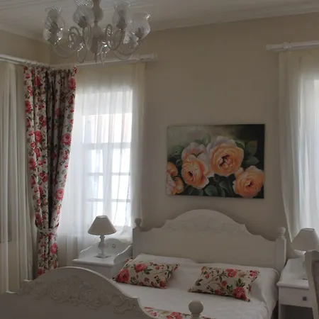 Hotel The White 2*
