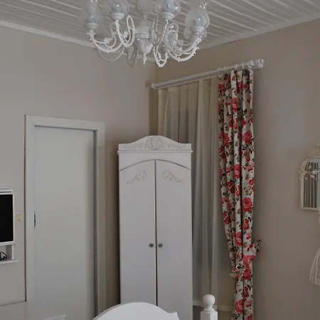 Hotel The White 2*