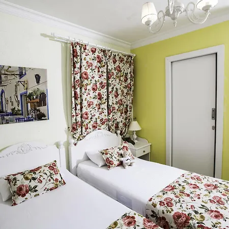 Hotel The White