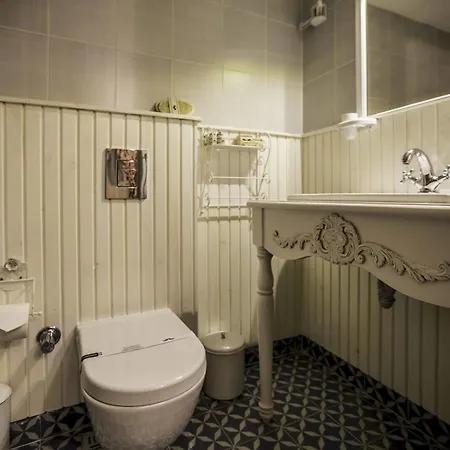Hotel The White 2*